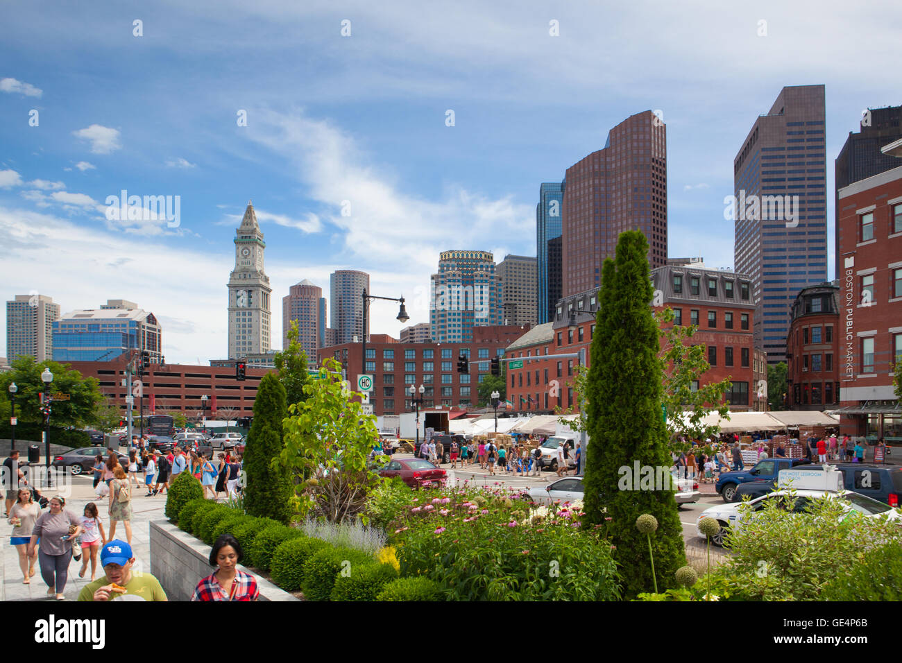 BOSTON, MASSACHUSETTS, STATI UNITI D'AMERICA - luglio 2,2016: North End parchi delle Rose Kennedy Greenway hanno ricollegato Boston. Lo spazio verde ha Foto Stock