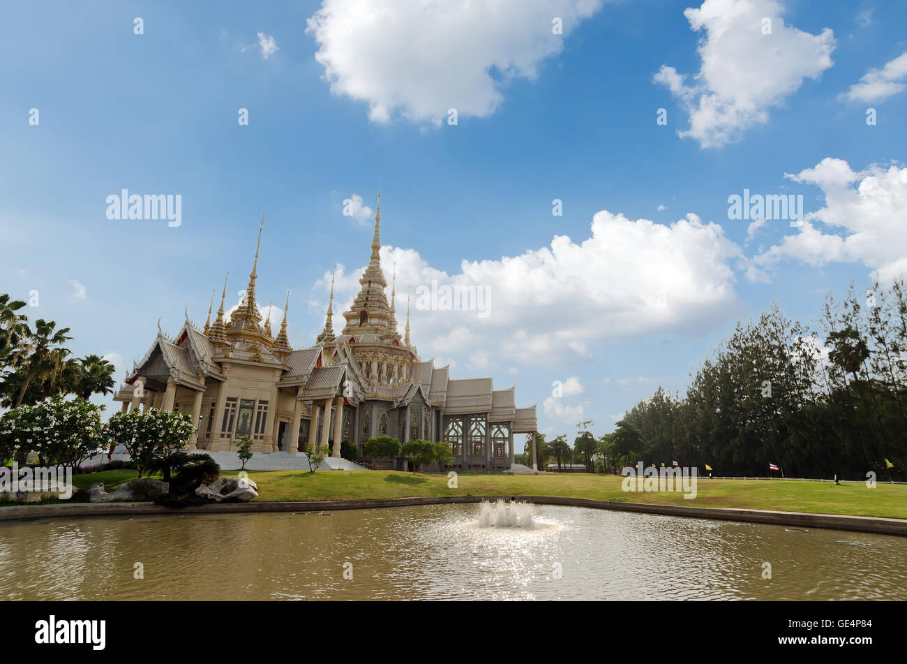 La Pagoda principale del tempio Nonkum con cielo blu, Seekhio, Nakhon Ratchasima, Thailandia (Wat Non kum) Foto Stock