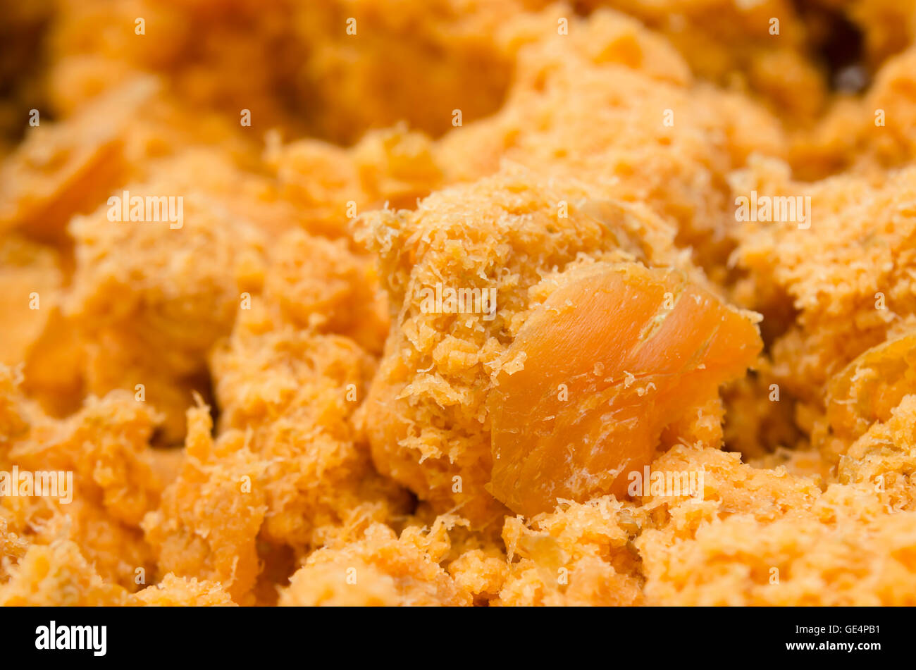 Molate e fette di materie carota per il beta-carotene processo di estrazione Foto Stock