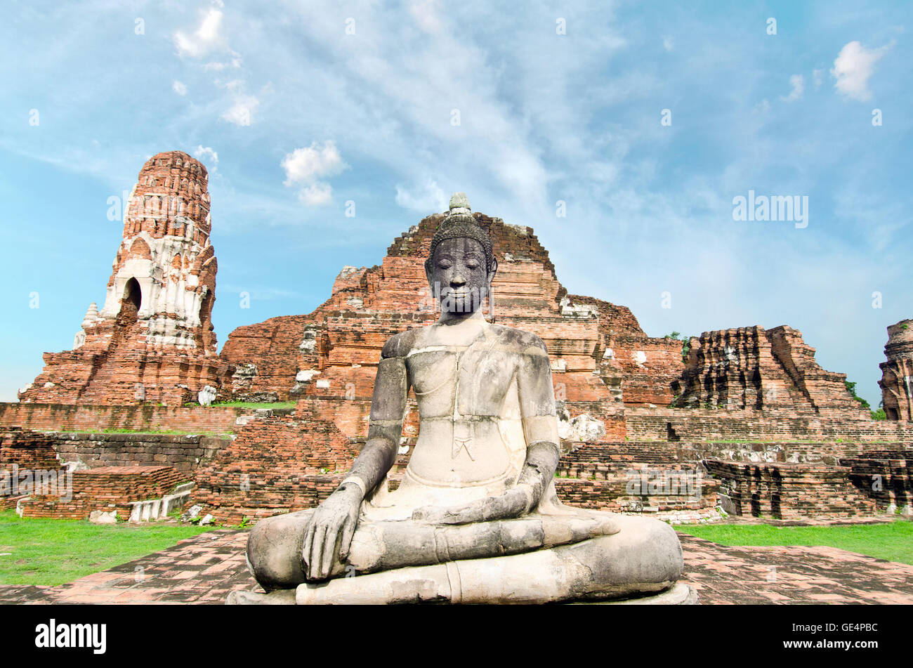 Vecchio Budda tempio pagoda con il Buddha danneggiato in Thai contemporaneo tempio Foto Stock