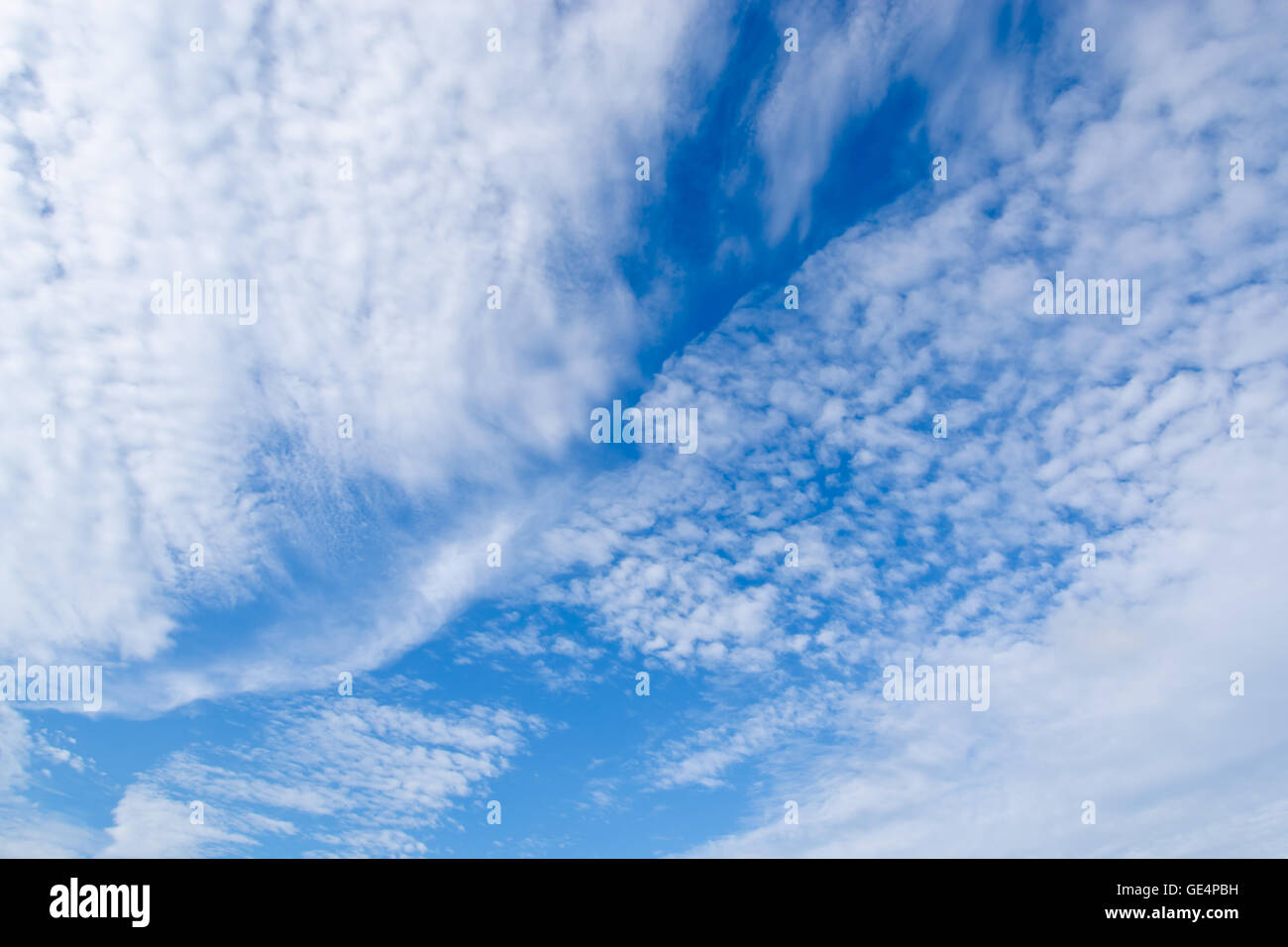 Sfondo cielo nuvoloso con scena (giorno di estate cielo) per usi grafici Foto Stock