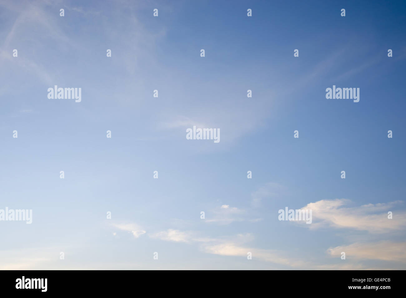 Sfondo cielo nuvoloso con scena (giorno di estate cielo) per usi grafici Foto Stock