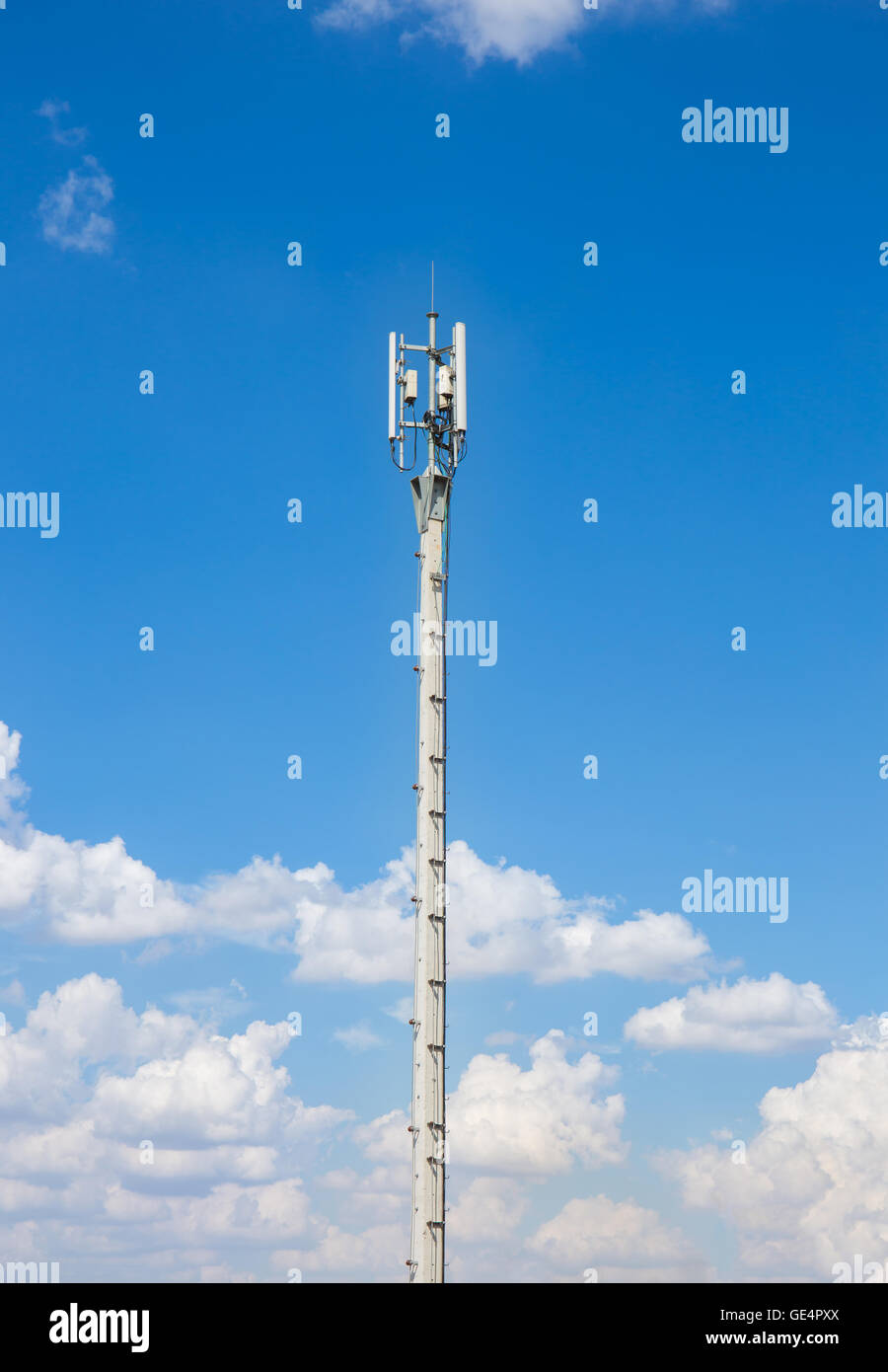 Antenna di comunicazione torre ripetitore sul cielo blu sullo sfondo Foto Stock