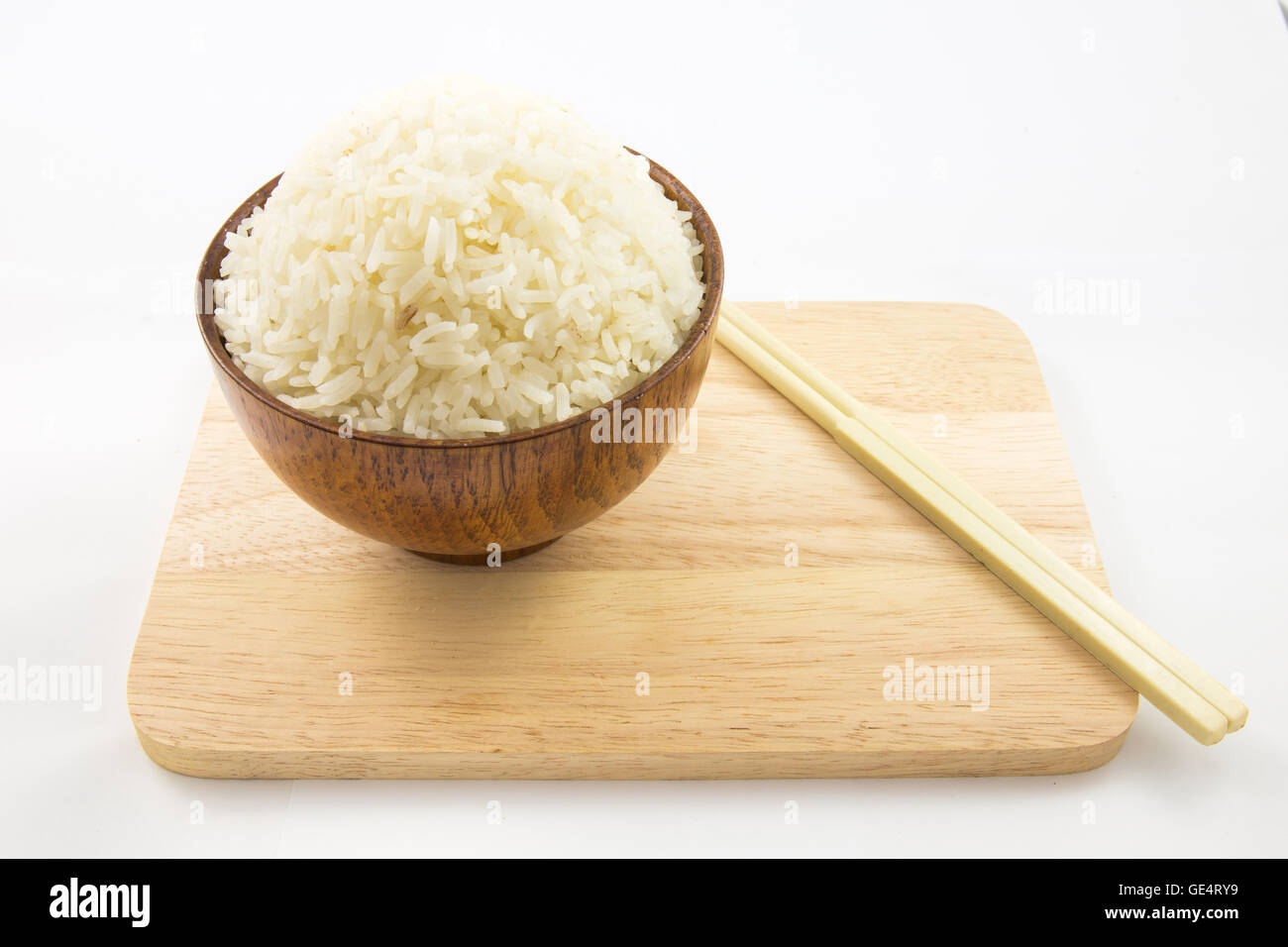Ciotola di riso e bastoncini in legno isolato su bianco Foto Stock