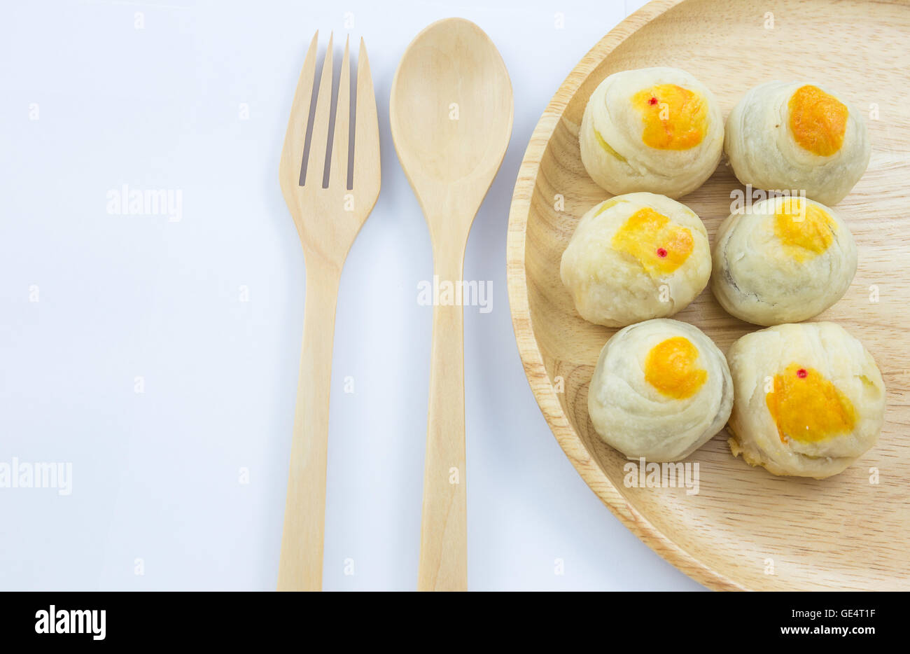 Pasticceria Cinese Mung Bean o Mooncake con tuorlo d'uovo sul piatto di legno cucchiaio e forchetta Foto Stock