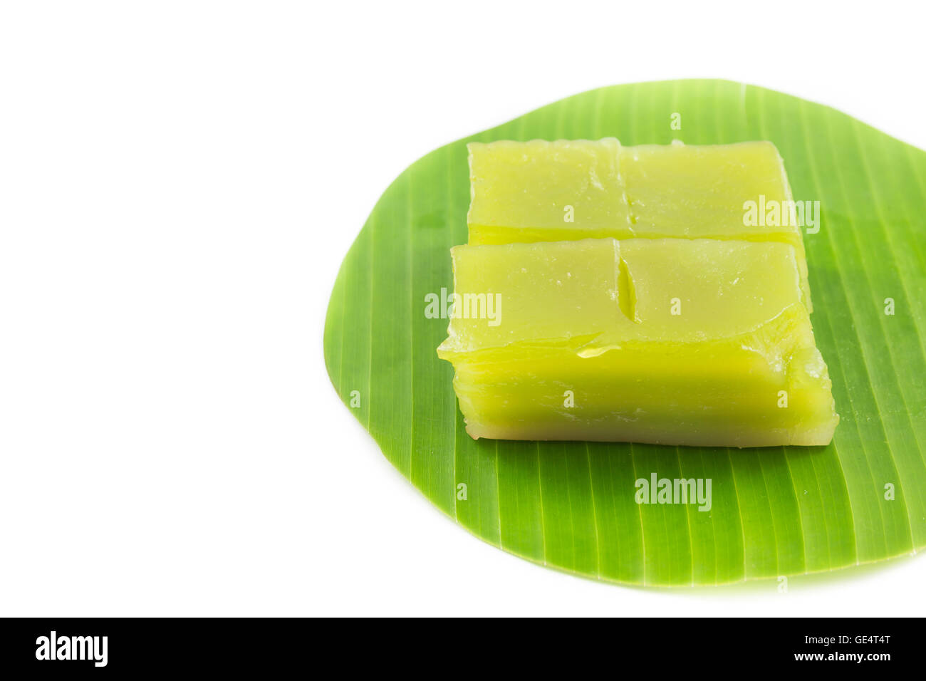 Tipo di Thai dolciumi, multi strato Torta dolce (Kanom Chan) sulla banana leaf a sfondo bianco Foto Stock