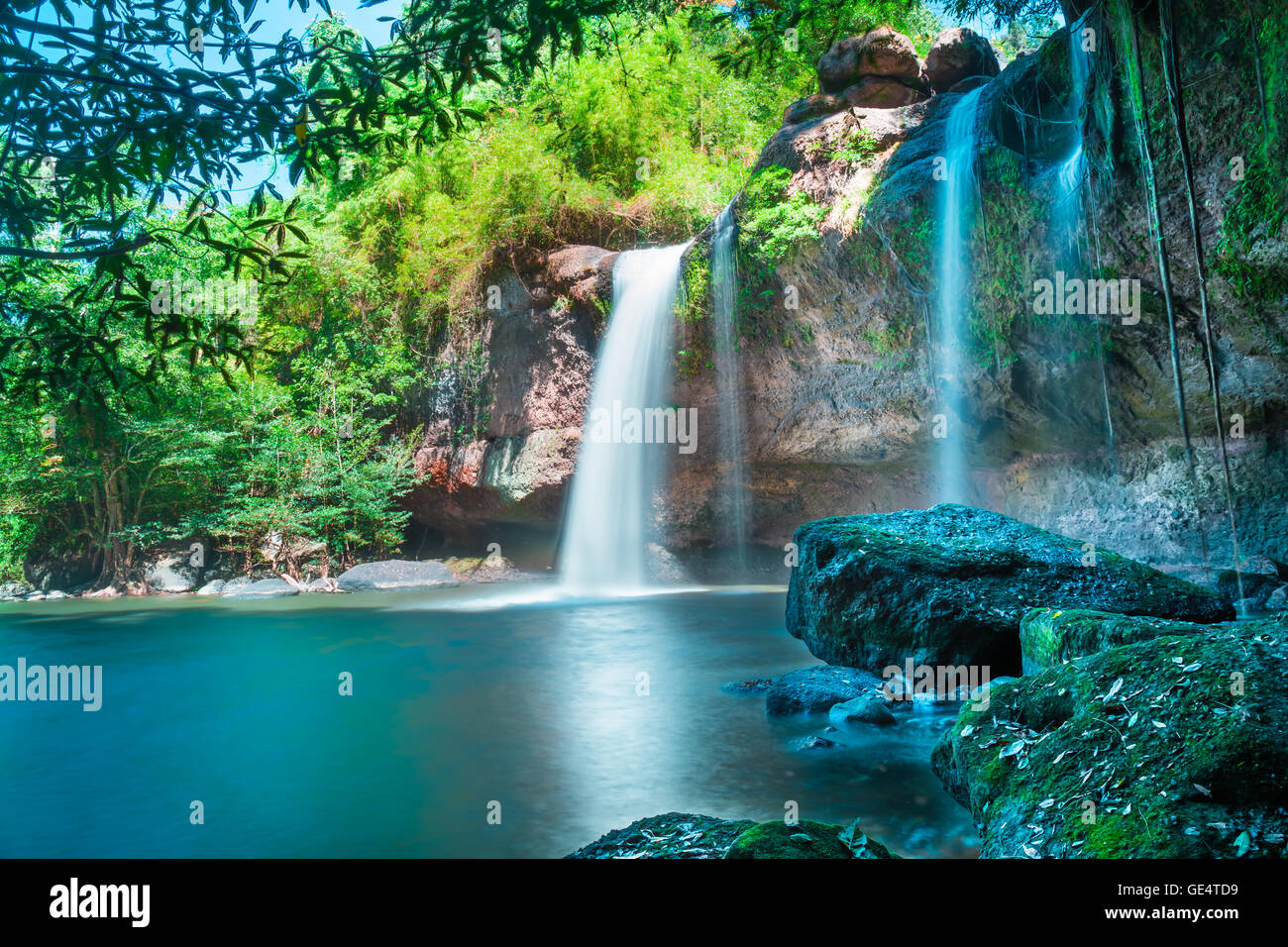 Incredibile belle cascate in deep forest a Haew Suwat cascata nel Parco Nazionale di Khao Yai, Thailandia Foto Stock