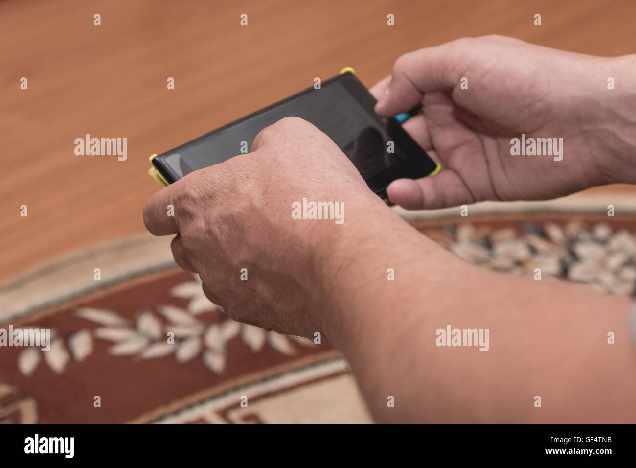 Smartphone nelle mani dell'uomo Foto Stock