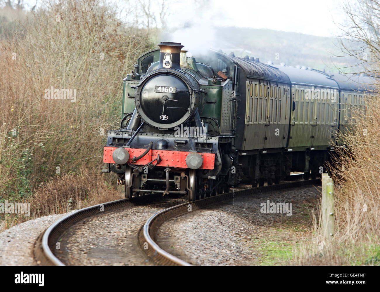 Grande Prairie classe locomotiva a vapore 4160 tirando un treno sulla West Somerset Railway, Somerset, Inghilterra, Regno Unito. Foto Stock