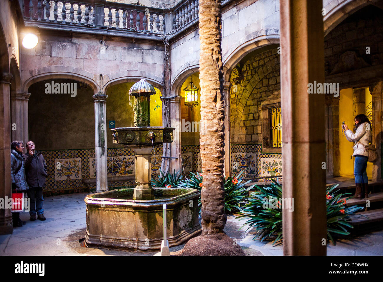 Cortile interno, Casa Ardiaca, quartiere Gotico di Barcellona, in Catalogna, Spagna. Foto Stock