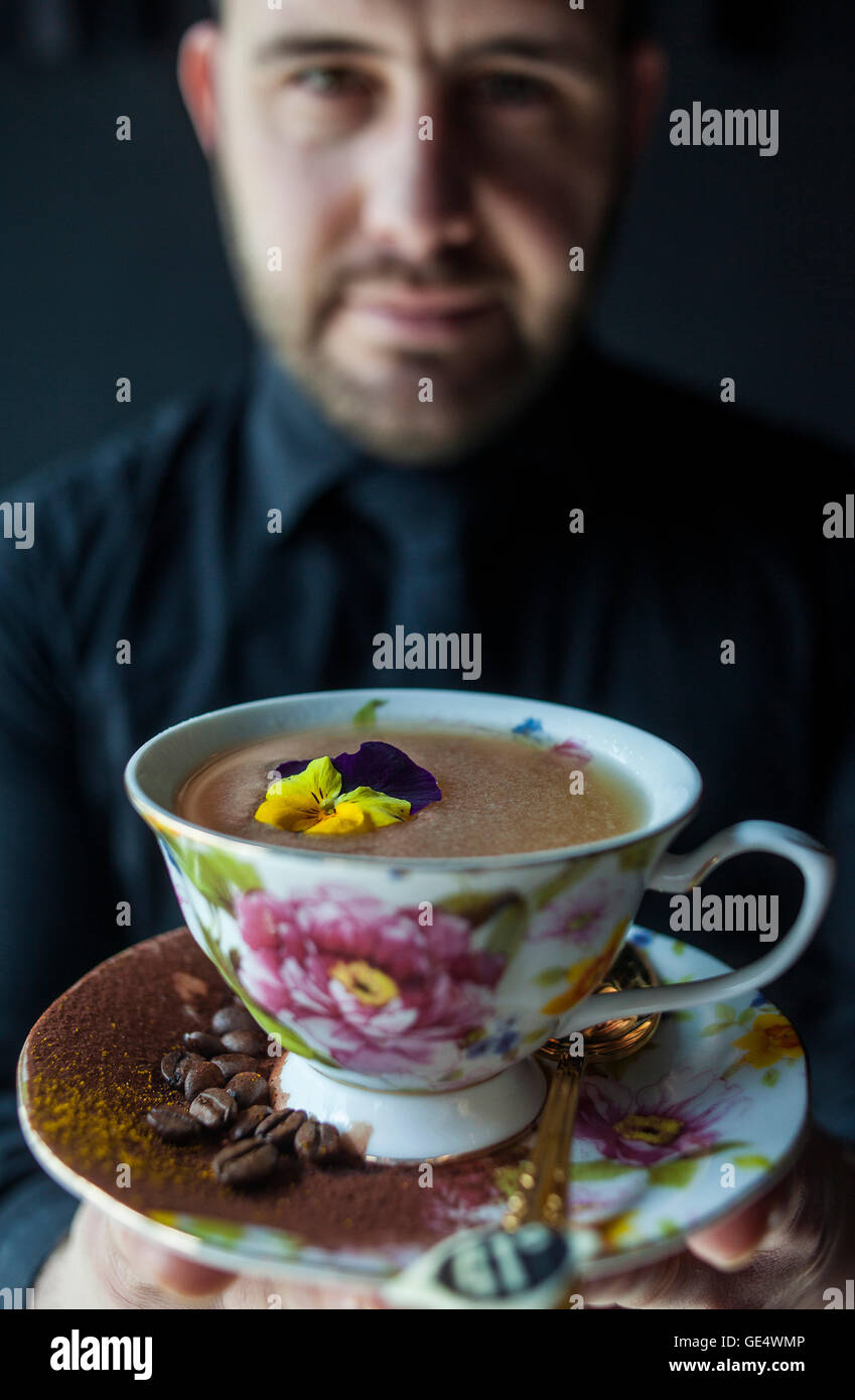 Marc Álvarez mostra un cocktail chiamato "Limon de olla'(pot limone), capo barman di 41º esperienza, cocktail bar,Avinguda del Par Foto Stock