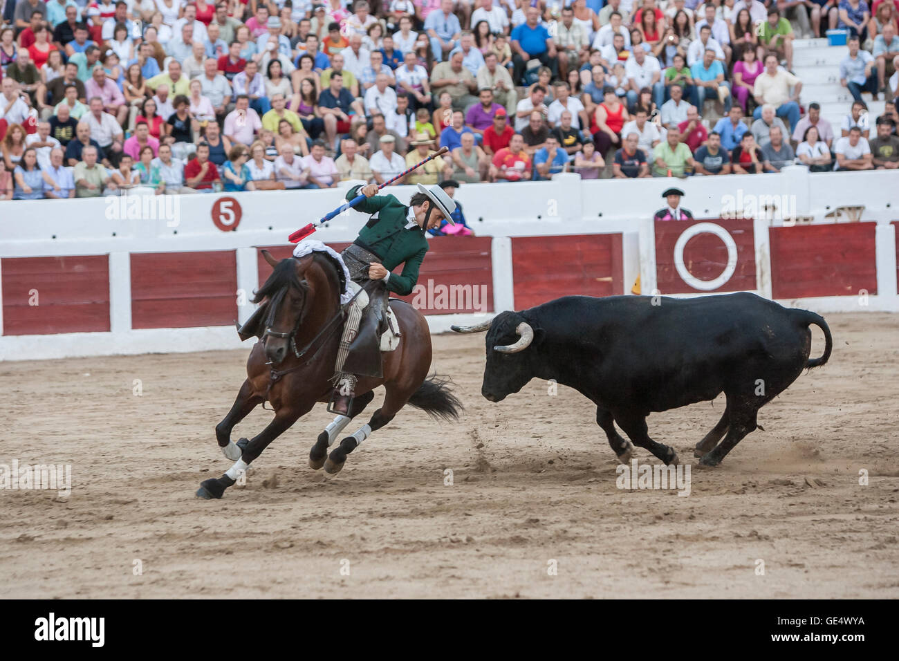 Linares, Spagna- agosto 31, 2011: torero spagnolo a cavallo Diego Ventura la corrida a cavallo, a Linares, Spagna Foto Stock