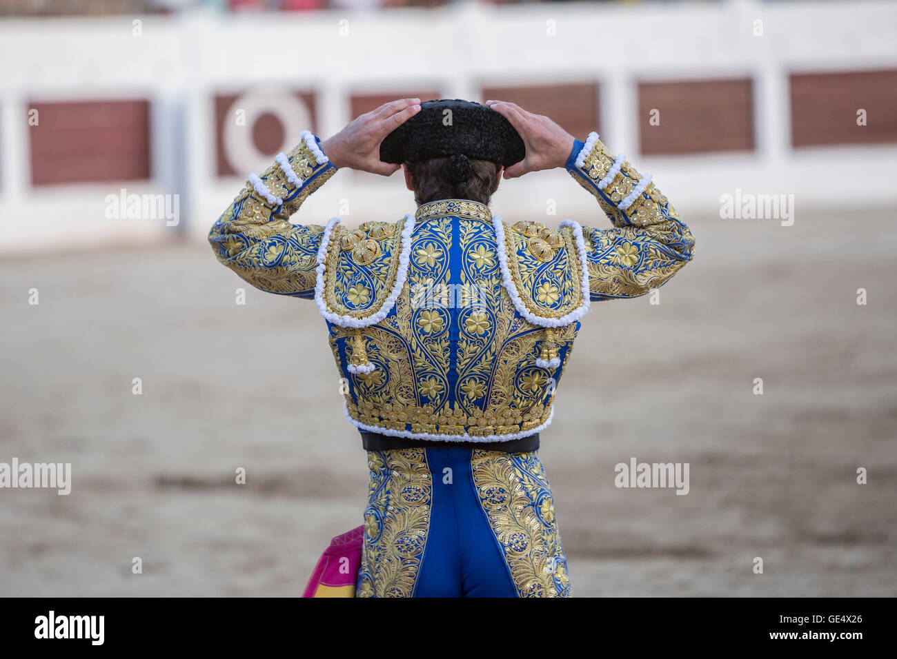 Torero spagnolo con le mani sul suo capo indossa il suo montera in arena di Linares, Spagna Foto Stock