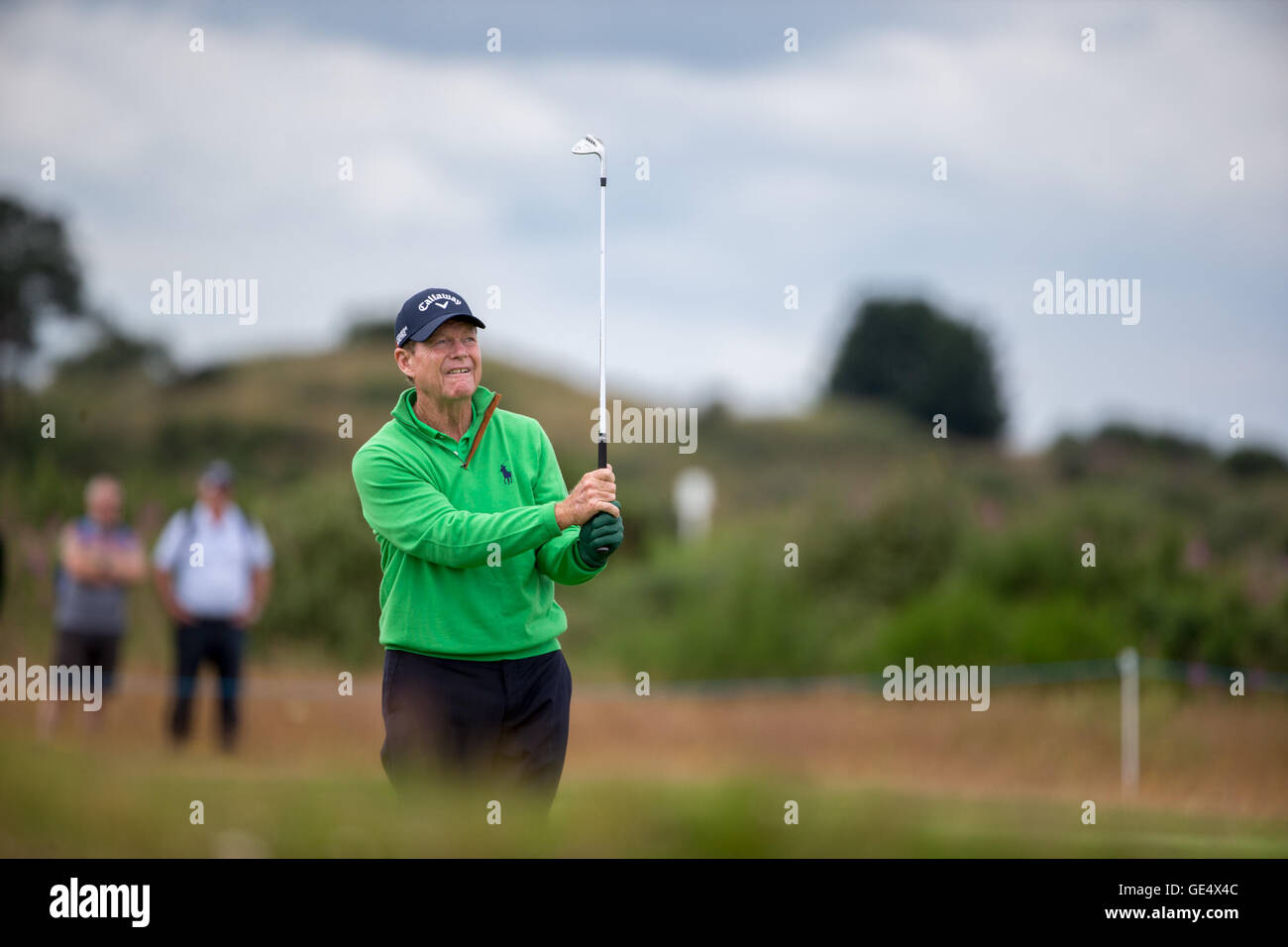 Stati Uniti d'America's Tom Watson svolge il suo approccio shot al terzo foro durante il giorno tre del 2016 Senior Open Championship a Carnoustie Golf Links. Foto Stock