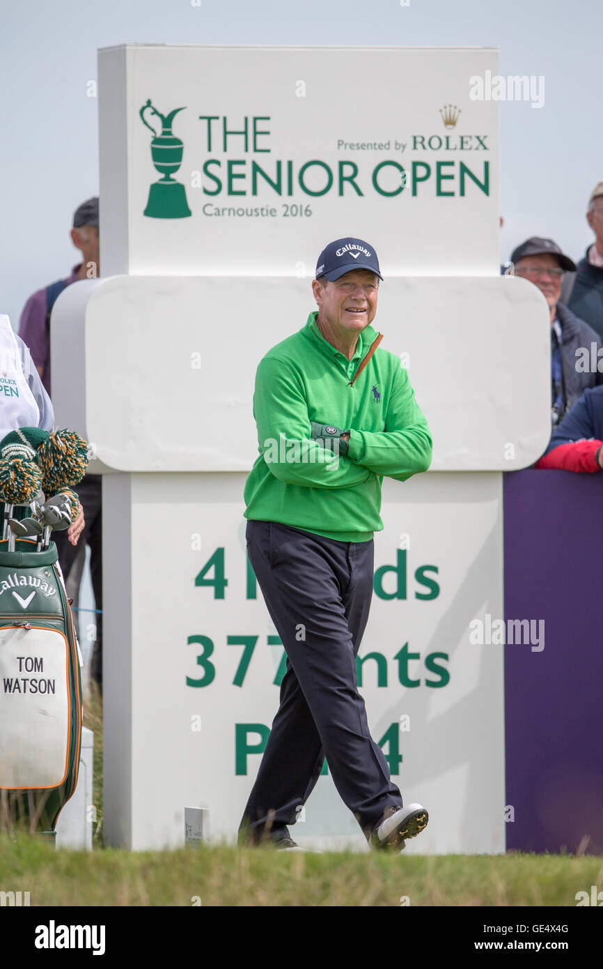 Stati Uniti d'America's Tom Watson tee off in corrispondenza del quarto foro durante il giorno tre del 2016 Senior Open Championship a Carnoustie Golf Links. Foto Stock