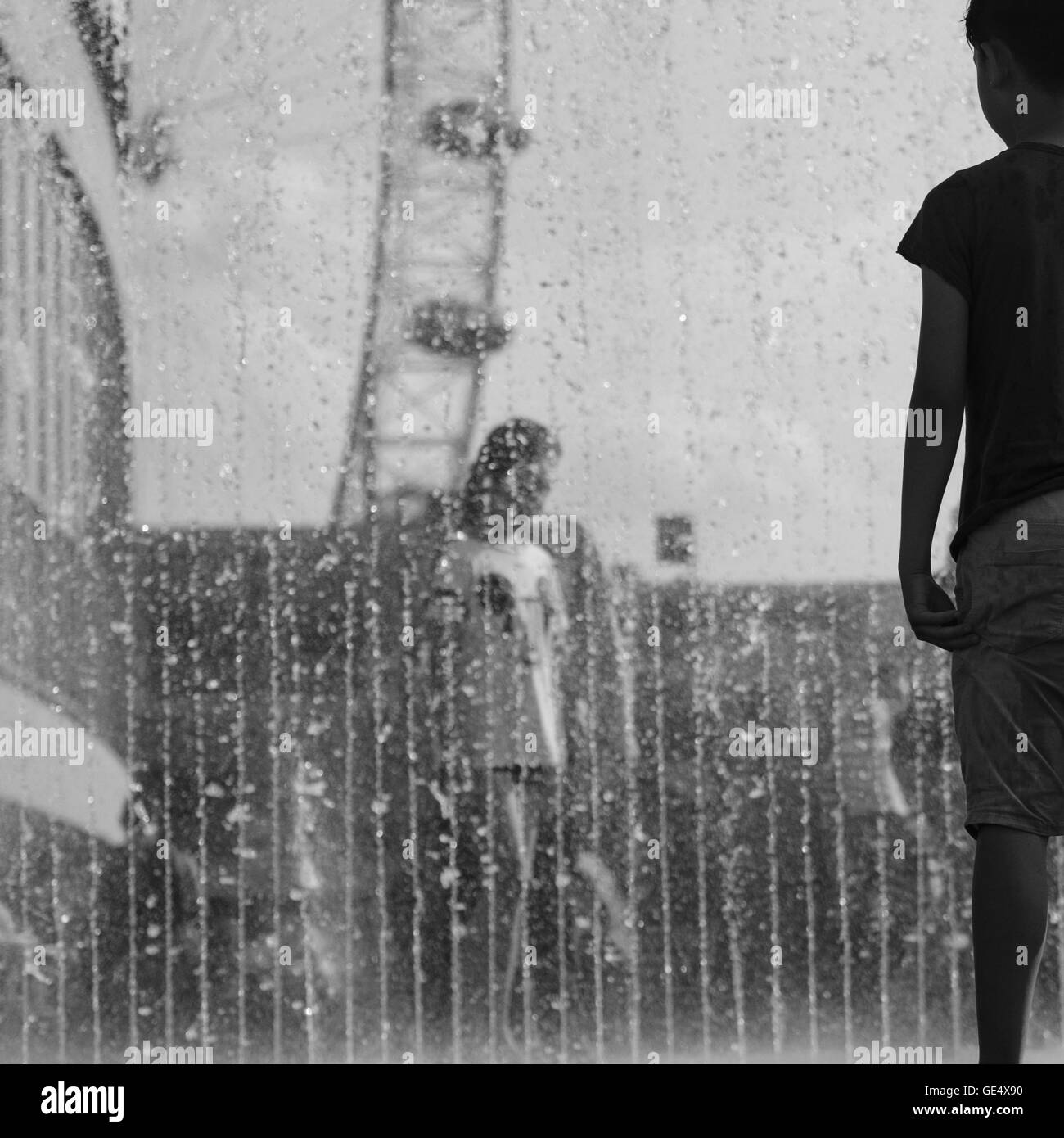 Bambini che giocano in Jeppe Hein sta emergendo Camere Fontana sulla London South Bank. Foto Stock