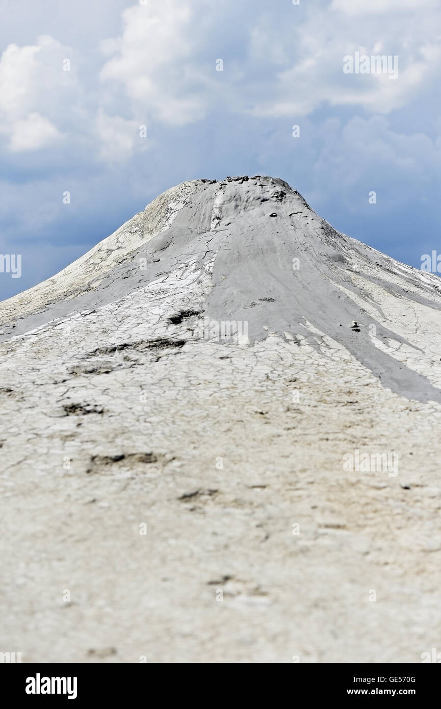 Il vulcano di fango conosciuto anche come cupola di fango in eruzione nel paesaggio estivo Foto Stock