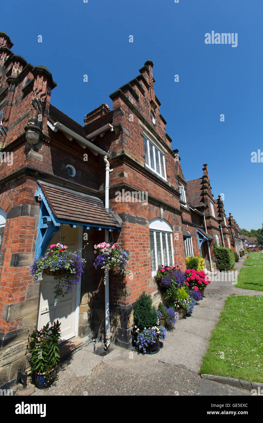 Villaggio di Port Sunlight, Inghilterra. pittoresca vista estiva di Port Sunlight cottage di legno sulla strada. Foto Stock