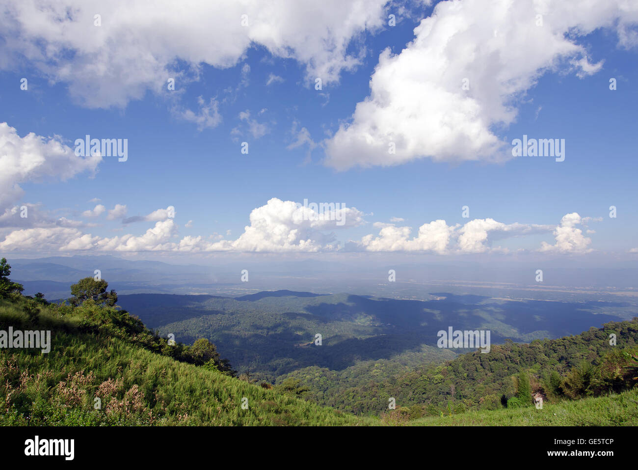 Vista di erba, mountain e nuvoloso cielo blu nella città di Chiangmai Thailandia Foto Stock