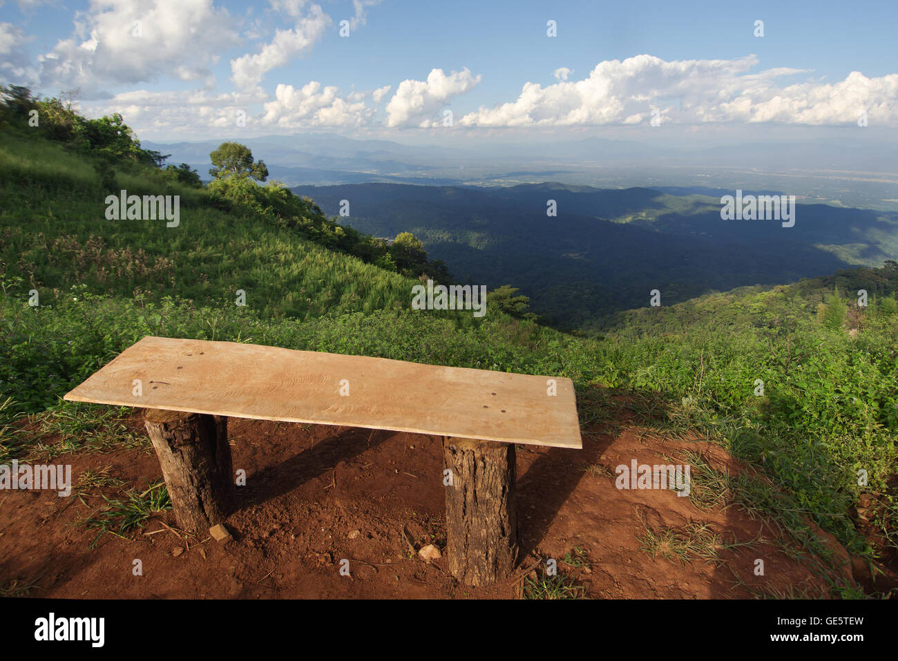 Lonely sedia con erba, montagna e cielo nuvoloso vista di Chiangmai Thailandia Foto Stock