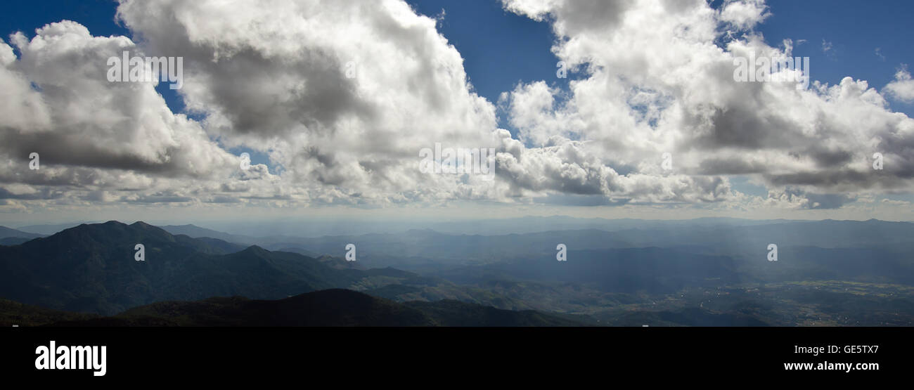 Panorama di montagna e nuvoloso cielo blu nella città di Chiangmai Thailandia Foto Stock