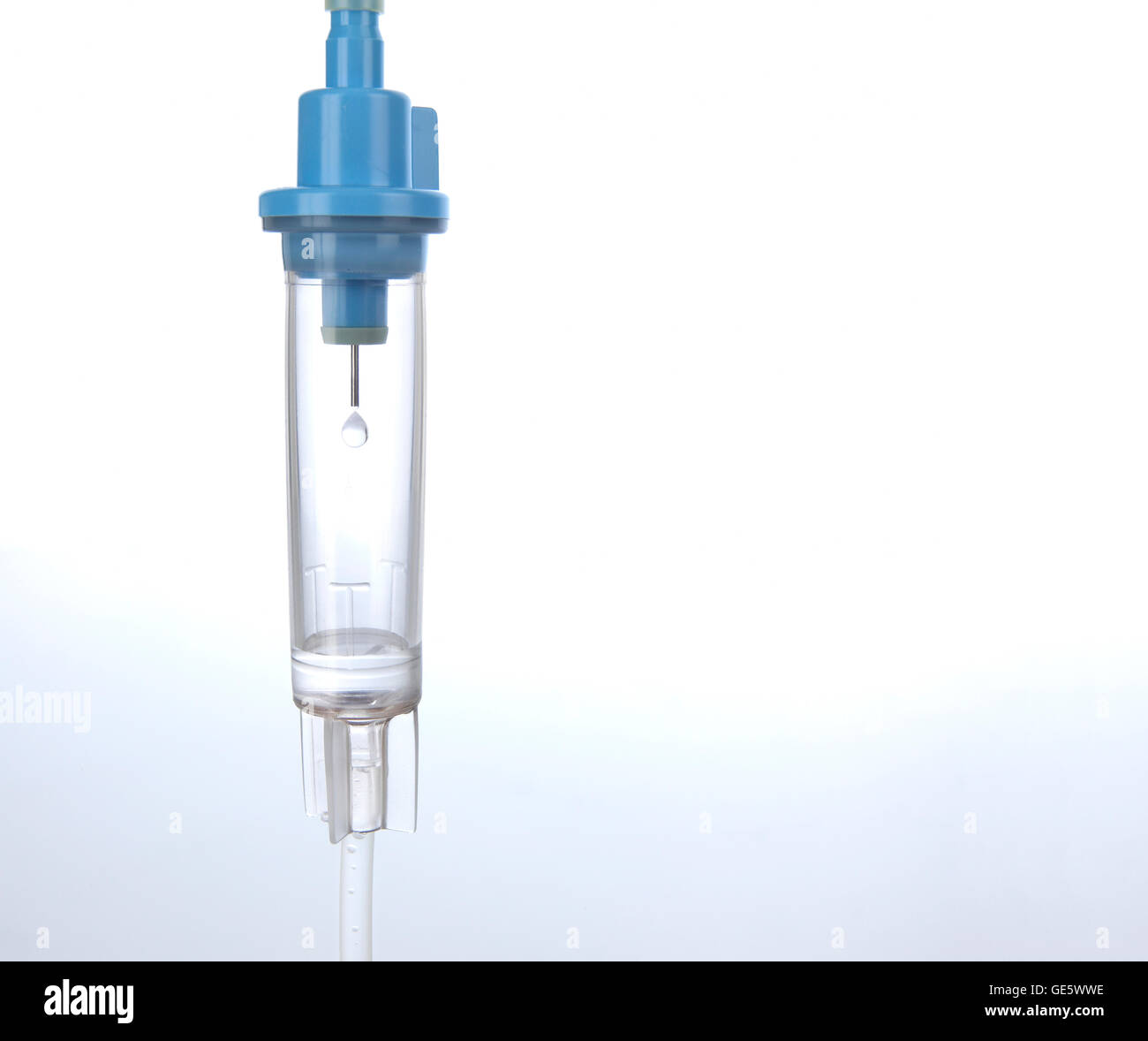 IV camera di gocciolamento, IV dei tubi e la sacca per infusione di soluzione con copia spazio. Foto Stock