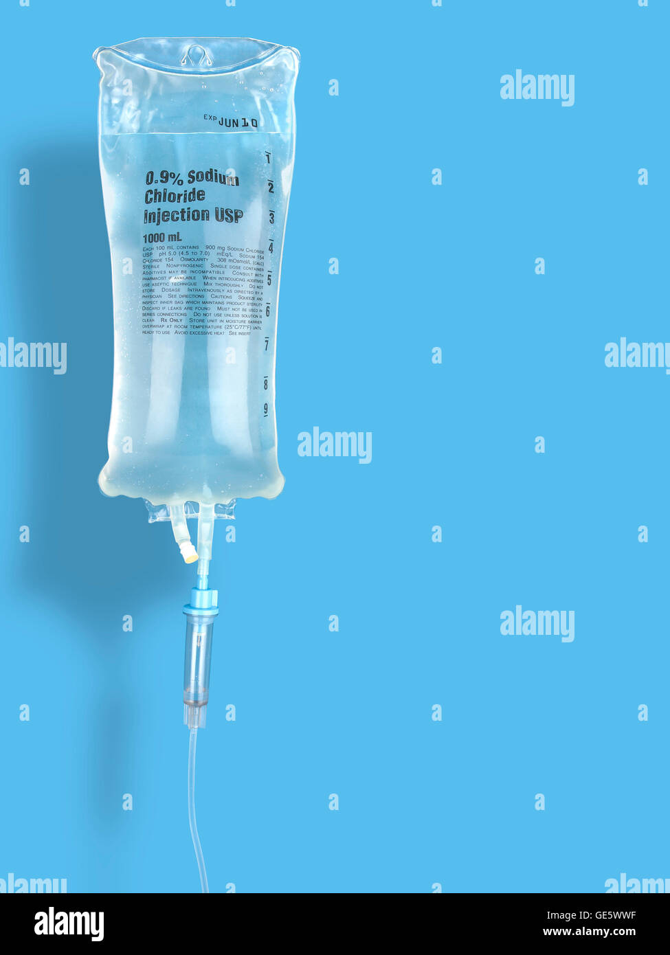 IV camera di gocciolamento, IV dei tubi e la sacca per infusione di soluzione con copia spazio. Foto Stock