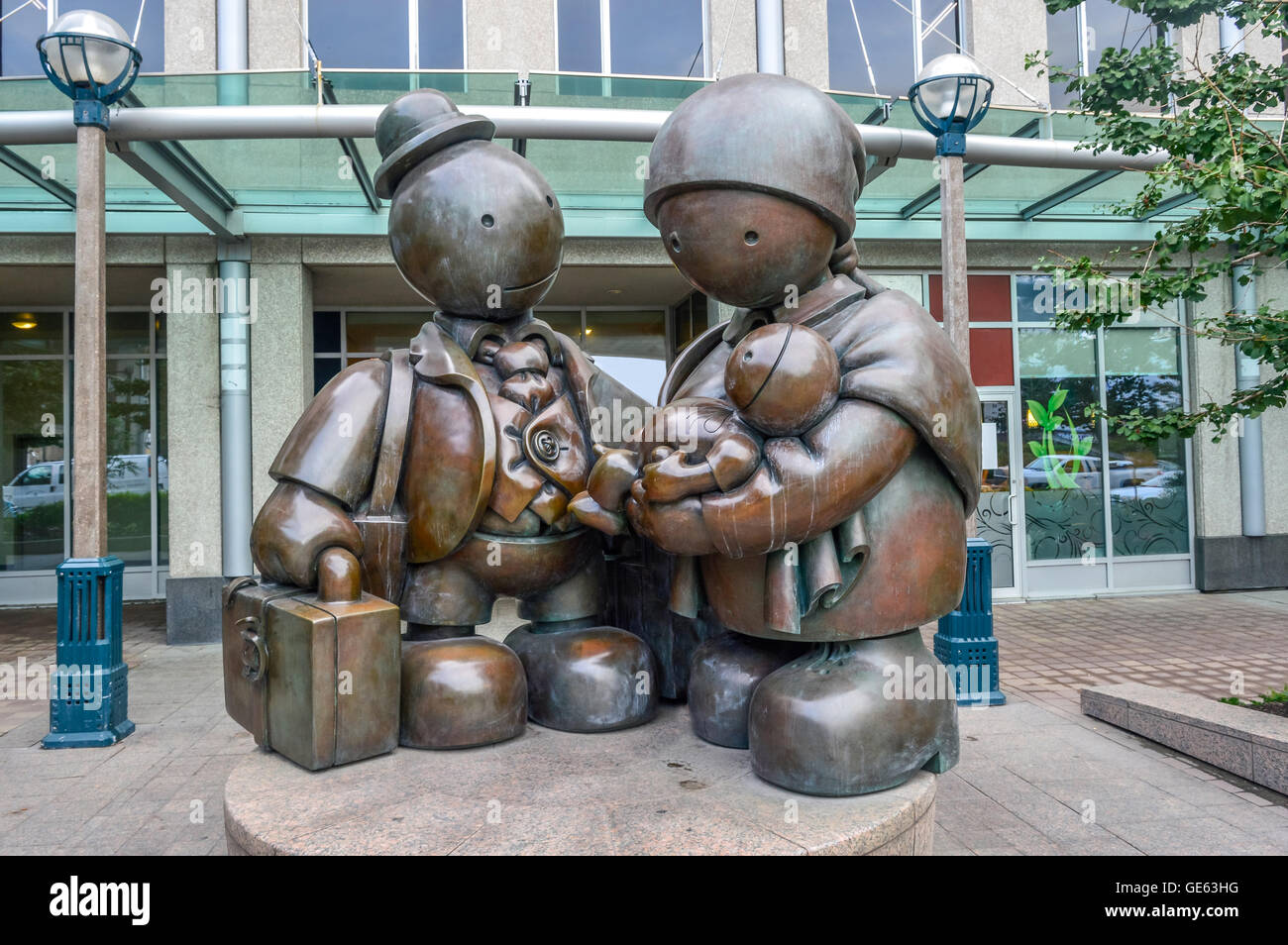 Toronto, Canada - agosto 15,2015: Il bronzo "famiglia immigrata' scultura da Tom Otterness su Yonge Street. Foto Stock