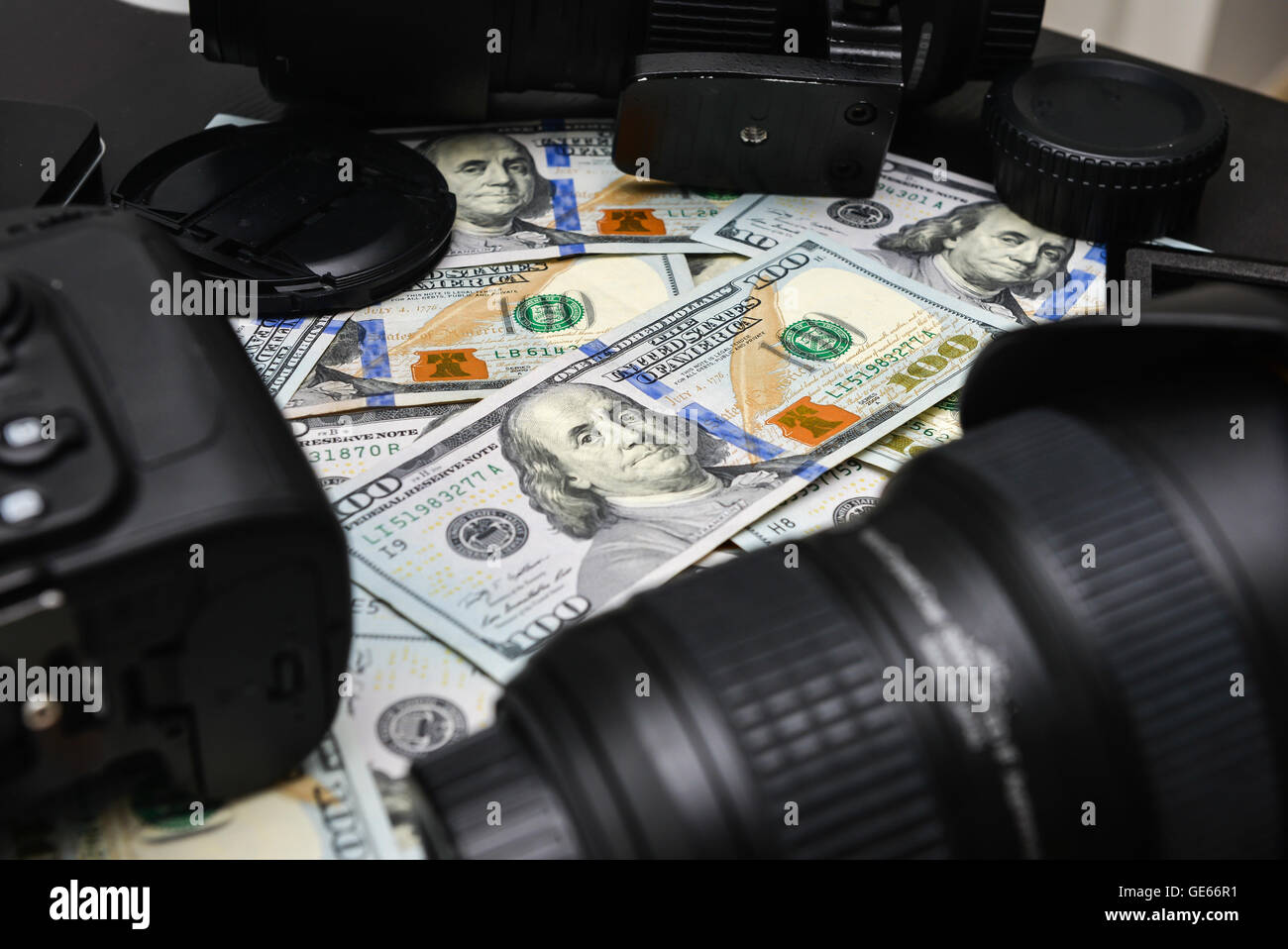 Sfondo American banconote da cento dollari e fotocamera DSLR dispositivi. Fare un sacco di soldi da fotocamera reflex digitale, successo business con Foto Stock