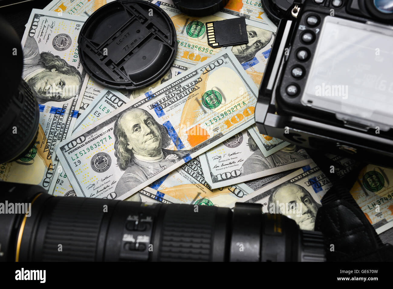 Sfondo American banconote da cento dollari e fotocamera DSLR dispositivi. Fare un sacco di soldi da fotocamera reflex digitale, successo business con Foto Stock