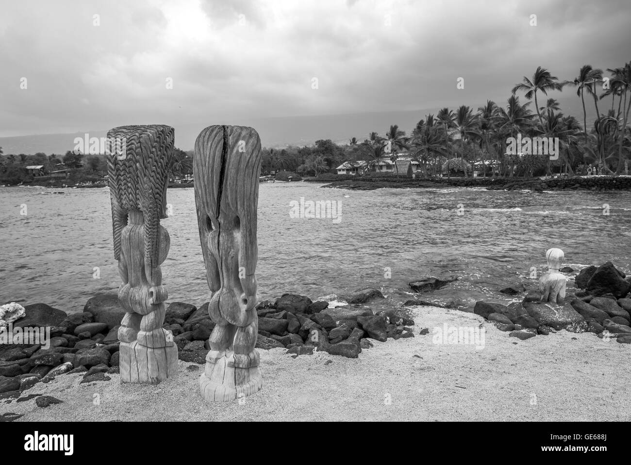 Tiki antiche sculture in legno lungo la spiaggia Foto Stock