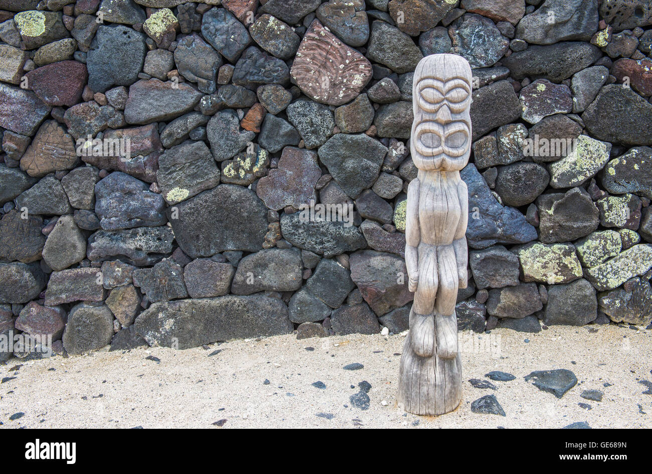 Tiki antiche sculture in legno lungo la spiaggia Foto Stock