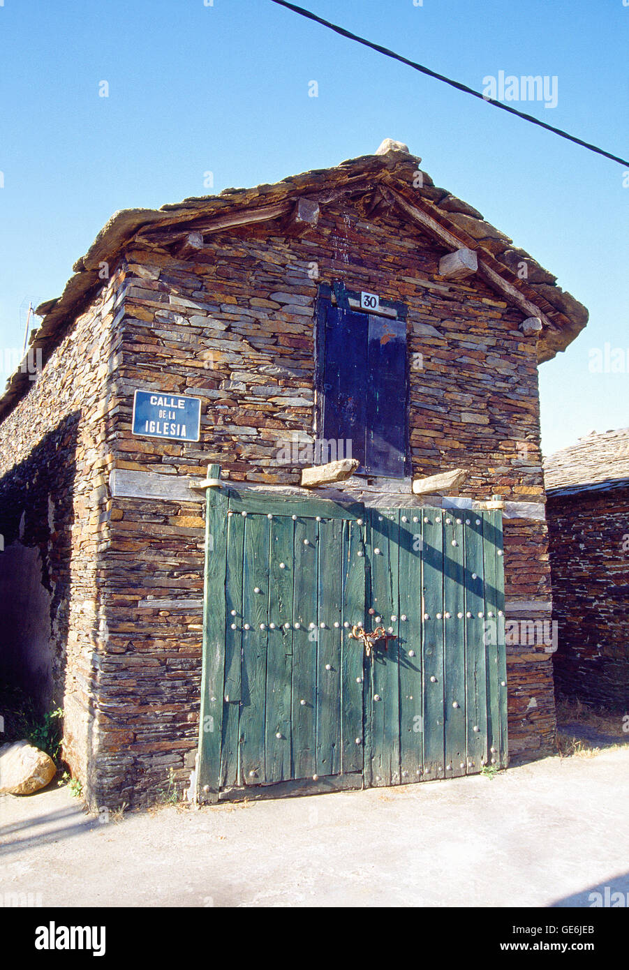 Garage rustico. Campillejo, provincia di Guadalajara, Castilla La Mancha, in Spagna. Foto Stock