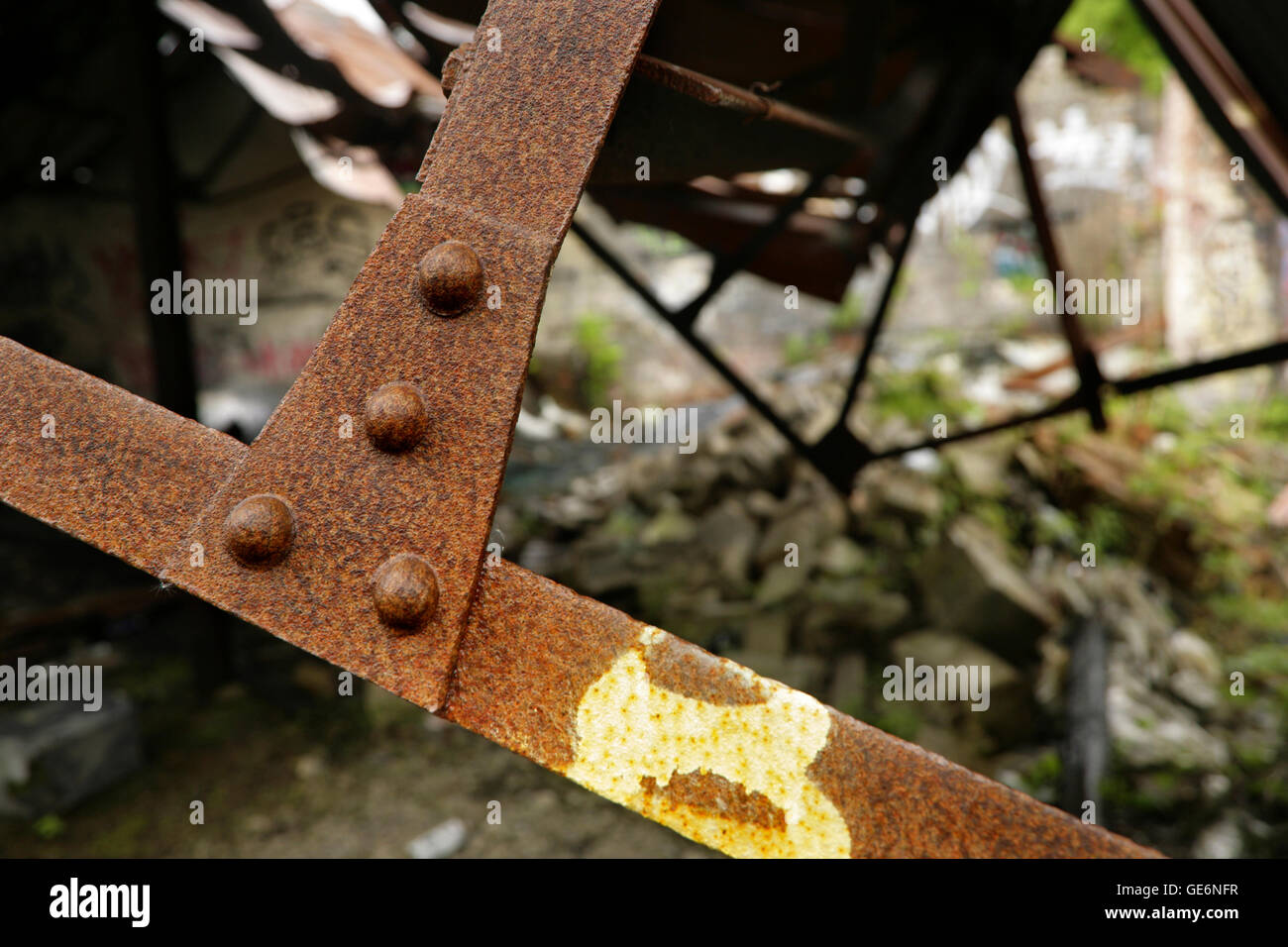 Rivetti nel giunto tra il vecchio arrugginito travi di acciaio nel collasso del tetto. Foto Stock