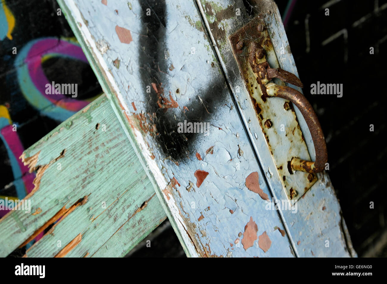 Il dispositivo di chiusura e maniglia sul vecchio rotto cancello in legno in costruzione abbandonata. Foto Stock