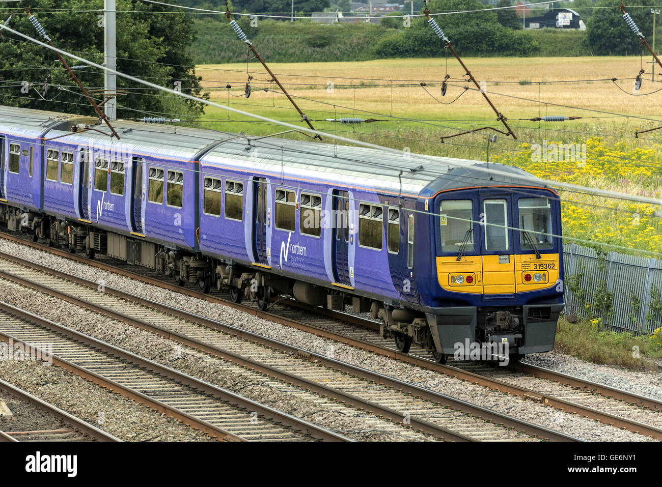 Northern elettrico Classe emu 319 treno alla giunzione Winwick sulla linea principale della costa occidentale. WCML. Foto Stock