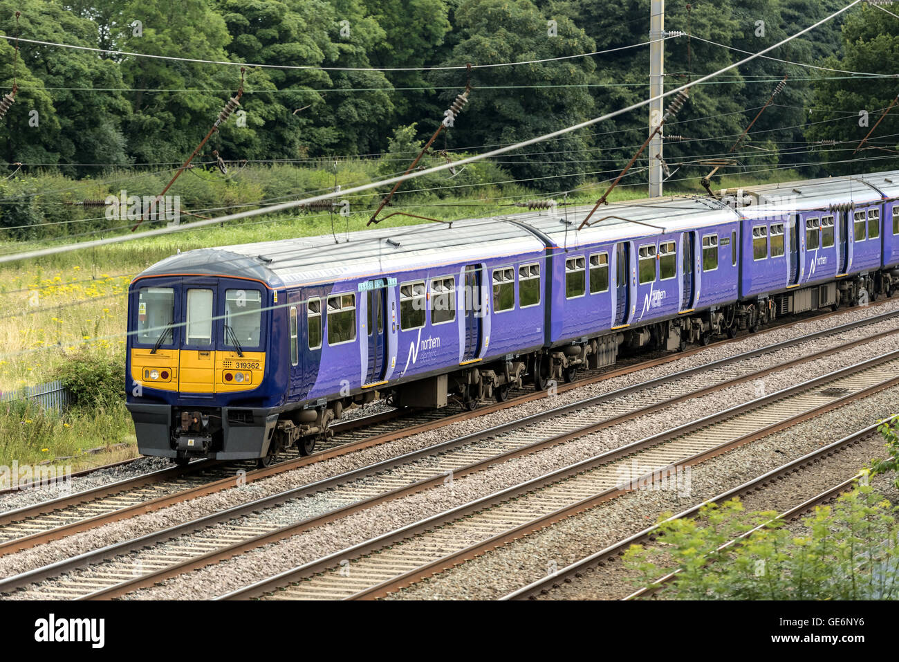 Northern elettrico Classe emu 319 treno alla giunzione Winwick sulla linea principale della costa occidentale. WCML. Foto Stock