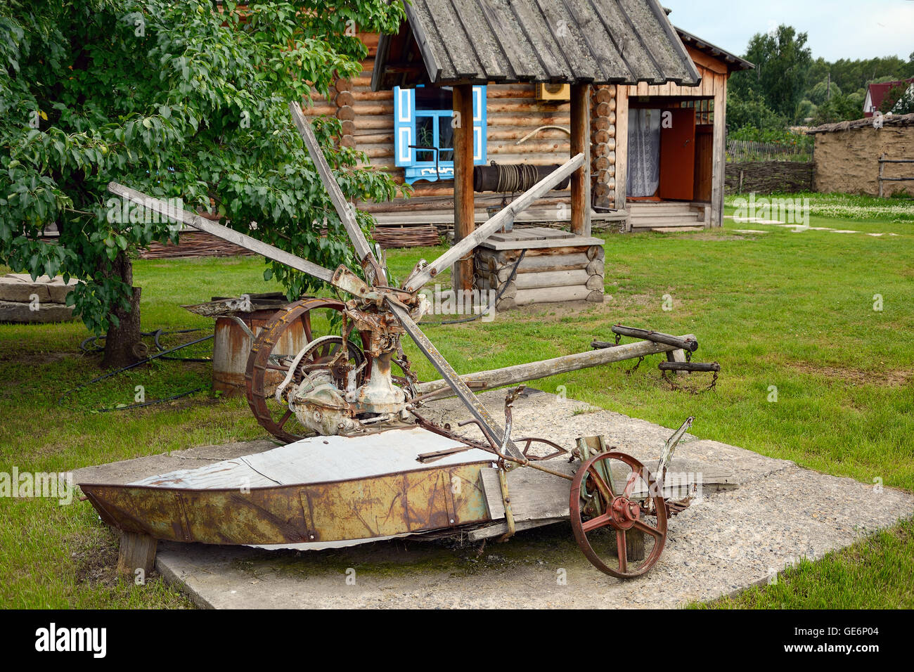 Vintage a cavallo con la falciatrice in cantiere del Casa-Museo del scrittore russo, attore e regista Vasily Shukshin Foto Stock