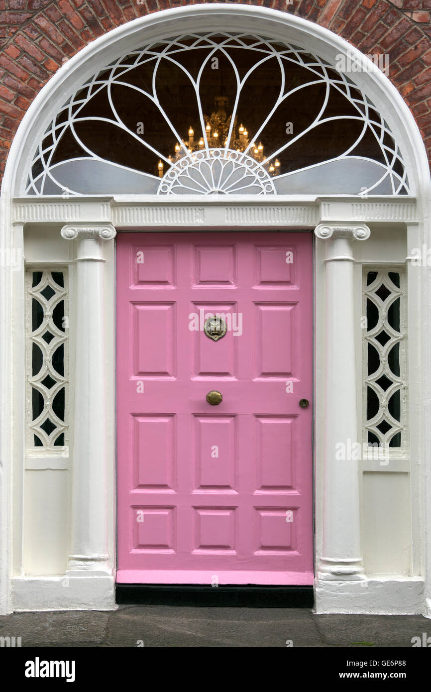 Una delle famose porte di Dublino. Tipiche della progettazione di molte porte anteriori nel centro di Dublin, Repubblica di Irlanda Foto Stock