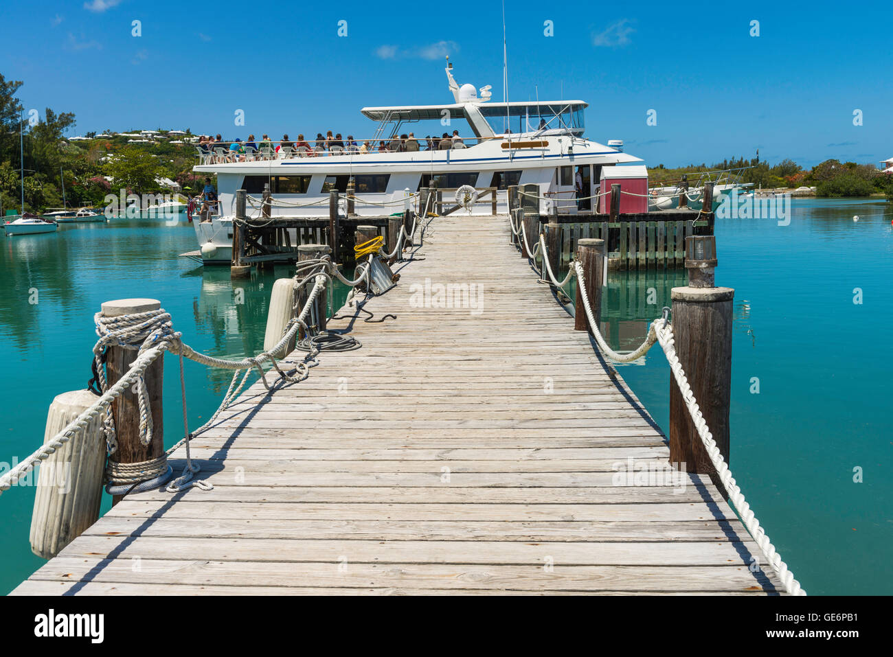 Traghetto per Hamilton attende al Waterlot Inn dock, Fairmont Southampton Resort, ebreo's Bay, Southampton Parish, Bermuda Foto Stock