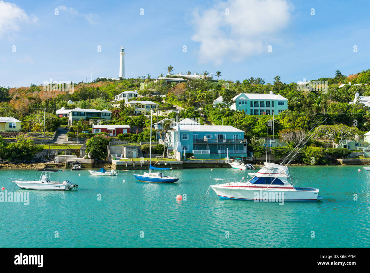 Imbarcazioni da diporto in giudeo's Bay, Bermuda, con Gibbs Hill Lighthouse dietro, Southampton Parish, Bermuda Foto Stock