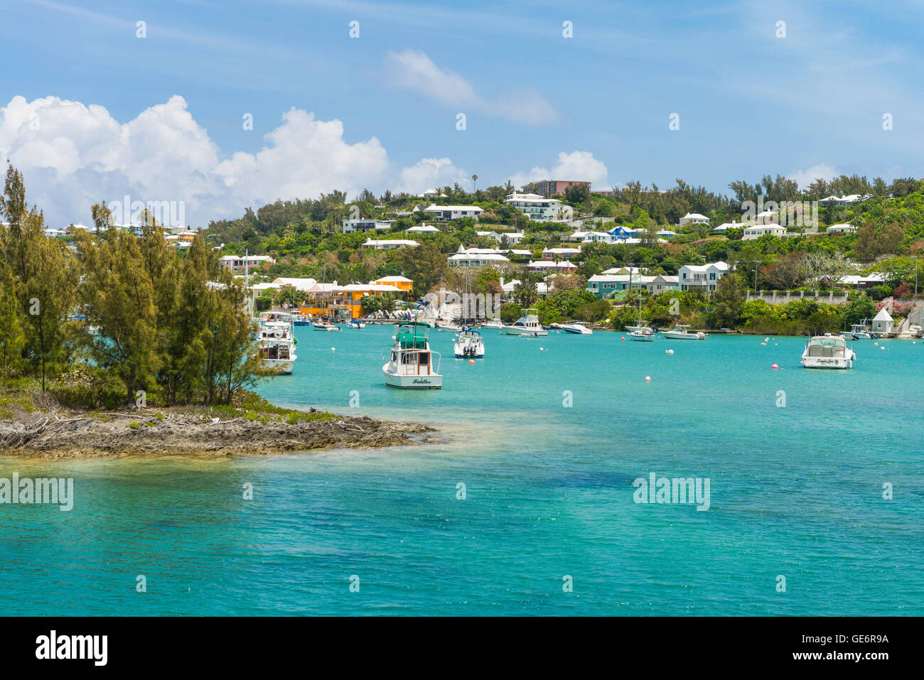 Ingresso ebreo's Bay, Bermuda, con il Fairmont Southampton resort di lusso visibile in cima alla collina. Foto Stock