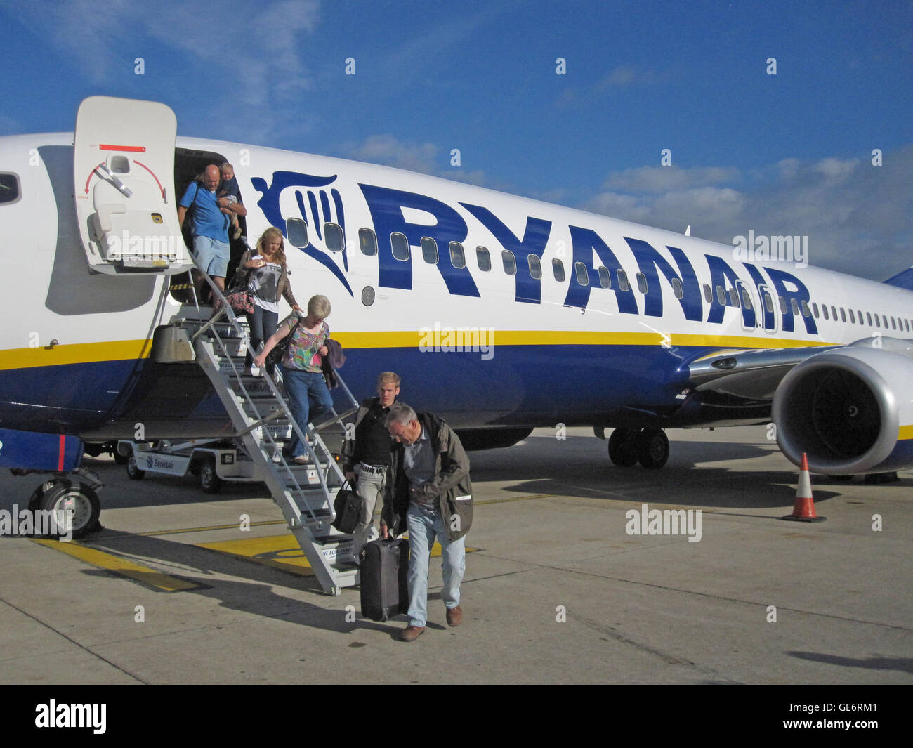 Linee aeree economiche. I passeggeri che utilizzano aeromobili passaggi per sbarcare a Ryanair Boeing 737-8come all'aeroporto di Montpellier, Francia. (Aéroport Montpellier Méditerranée) Foto Stock