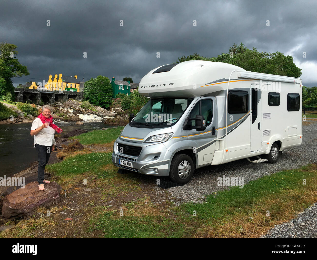 Camper campeggio selvaggio vicino a un fiume nel villaggio di Sneem in Repubblica di Irlanda Foto Stock