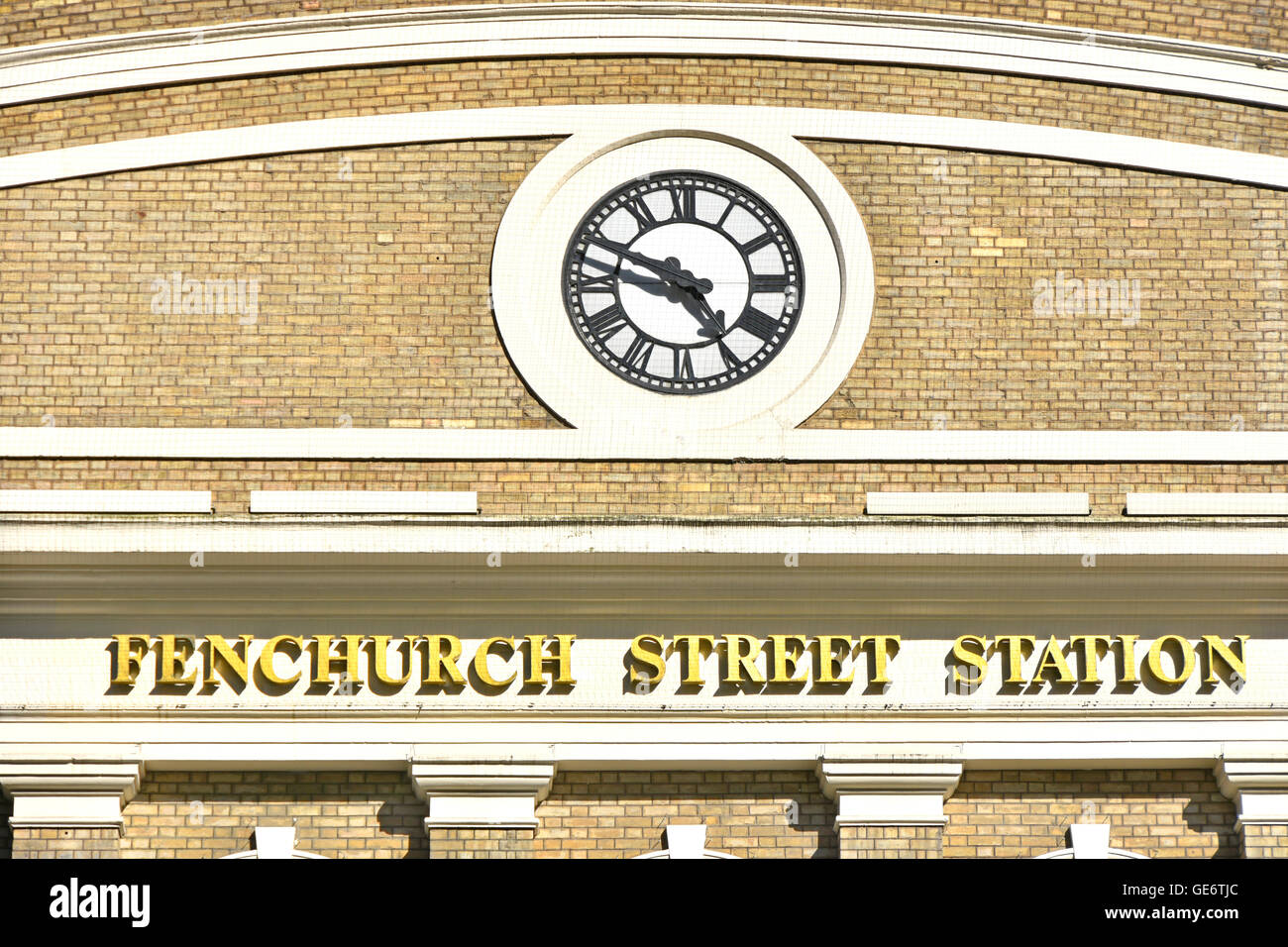 Fenchurch Street Stazione ferroviaria vicino di orologio e segno sulla muratura sopra la stazione ferroviaria di ingresso nella città di Londra Inghilterra REGNO UNITO Foto Stock