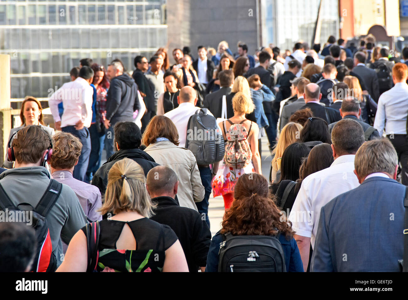 Ufficio di " commuters " lavoratori a piedi attraverso il London Bridge verso London Bridge stazione ferroviaria durante la serata pendolari Rush Hour home Inghilterra REGNO UNITO Foto Stock