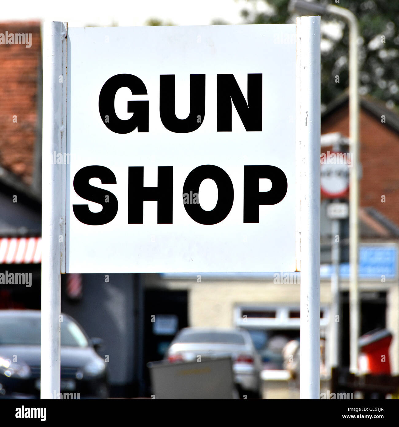 Chiudere fino a pistola di segno negozio nel villaggio rurale di posizione in Essex England Regno Unito Foto Stock