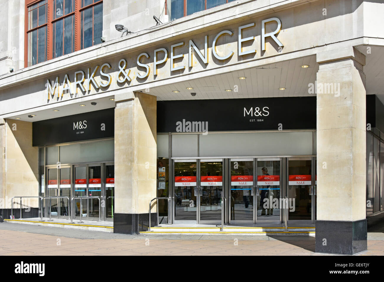 Ingresso alla Marks & Spencer flagship store la mattina presto vista gap di pedoni a piedi lungo Oxford Street London West End England Regno Unito Foto Stock