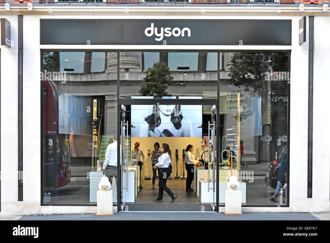 Entrata al negozio di Dyson in Oxford Street West End di Londra Inghilterra  Regno Unito con il display interno del Dyson aspirapolveri e altra Dyson  elettrodomestici Foto stock - Alamy