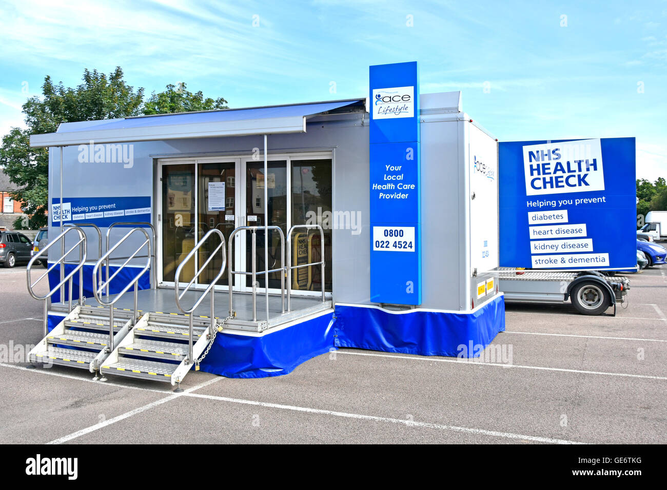 Anglian impresa comunitaria (ACE) mobile salute NHS controllare l'unità parcheggiata in una shopper parco auto in Brentwood Essex England Regno Unito la mattina presto Foto Stock